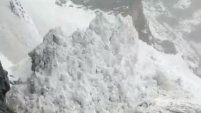 চোখের সামনে নেমে আসছে বরফের চাঁই, প্রাণের ঝুঁকি নিয়ে ক্যামেরাবন্দি করলেন পর্যটক, দেখুন ভিডিও