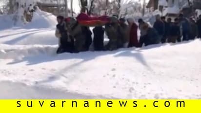 ಗರ್ಭಿಣಿಯನ್ನು ಹೊತ್ತು ಆಸ್ಪತ್ರೆಗೆ ನಡೆದ ಸೈನಿಕರು: ಪ್ರಧಾನಿ ಎಂದರು ಇವರೇ ನಮ್ಮ ರಕ್ಷಕರು!