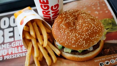 रूस से McDonald ने समेटा कारोबार ; लोगाें ने फ्रिज में स्टॉक किए बर्गर, 25 हजार रुपए तक पहुंची कीमत