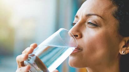 প্রয়োজনের বেশি জল খেলে কিডনির বিপদ হতে পারে