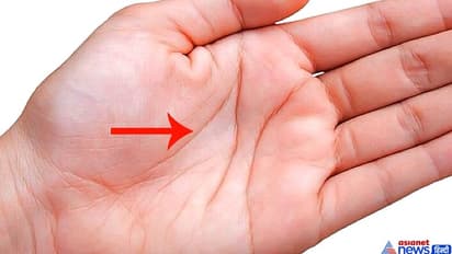 हथेली की जीवन रेखा से तय होती है आपकी उम्र, जानिए इससे जुड़े शुभ-अशुभ संकेत