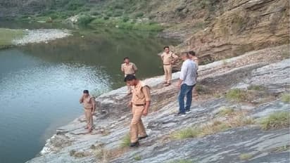 पत्नी के चरित्र पर शक होने पर की हत्या, लाश ठिकाने लगाते समय नाव हुई डिसबैलेंस, डूबा पति, शवों को खोज रही पुलिस