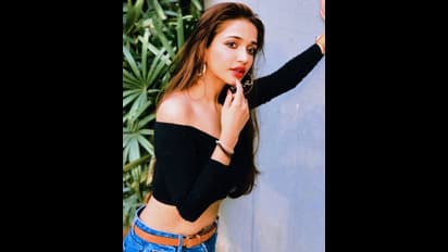 இலியானாவையே ஆட்டம் காண வைக்கும் அனைகா சோதி... ஒல்லி   பெல்லி இடுப்பைக் காட்டி இளசுகளை சூடேற்றும் ஹாட் போட்டோஸ்...!