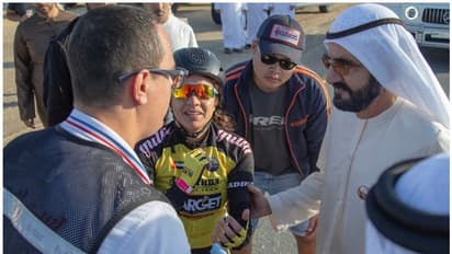 മത്സരത്തിനിടെ സൈക്കിളില് നിന്നുവീണ യുവതിയെ ശുശ്രൂഷിച്ച് യുഎഇ ഭരണാധികാരി; കൈയടിച്ച് സോഷ്യല് മീഡിയ