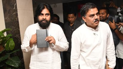 టీడీపీ, వైసీపీలను అడగండి: ప్రత్యేక హోదాపై పవన్