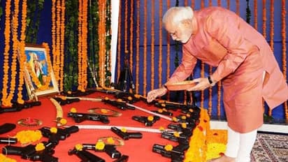 Fact Check: ಆರ್ಎಸ್ಎಸ್ ಕಚೇರಿಯಲ್ಲಿ ಬಂದೂಕಿಗೆ ಪೂಜೆ ಸಲ್ಲಿಸಿದ್ರಾ ಮೋದಿ?