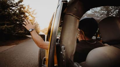 গাড়ি থেকে জ্বলন্ত সিগারেট ছুঁড়লেই আজ থেকে জরিমানা, হতে পারে ৭ লক্ষ টাকা ফাইন