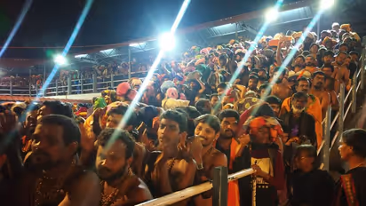 സ്വാമിദര്‍ശനം കഴിഞ്ഞ് അയ്യപ്പന്മാര്‍ മലയിറങ്ങിത്തുടങ്ങി