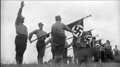 റൂട്ട് മാര്ച്ചും, പരിശീലന ശിബിരവും; യൂണിഫോം ധരിച്ച ഹിറ്റ്ലറുടെ 'ബ്രൗണ് പട': തലയ്ക്ക് മീതേ വളര്ന്നപ്പോള് ഹിറ്റ്ലര് തന്നെ വെട്ടി