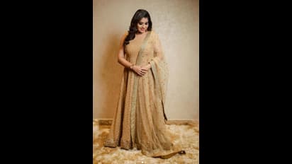 நெஞ்சில் குத்திய டாட்டூஸ் தெரியும்படி போட்டோ ஷூட்! விதவிதமான உடையில்.. வேற லெவல் அழகில் தொகுப்பாளினி பிரியங்கா!