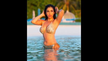 మహేష్ ఐటెమ్ గర్ల్ .. బికినీ షో (ఫొటోస్)