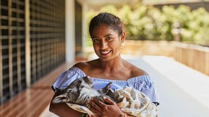 விலங்குகளை குழந்தை போல் கொஞ்சும் கிரிக்கெட் வீராங்கனை மித்தாலி ராஜ்! தீராத ஆசையை பார்த்து நெகிழும் ரசிகர்கள்!