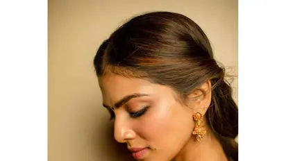 "பாவாடை தாவணியில் பார்த்த உருவமா?" என.. ரசிகர்களை பாட வைத்த மாளவிகா மோகனனின் லேட்டஸ்ட் கிளிக்ஸ்...!