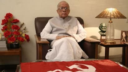 জোট রাজনীতির জনক তিনি, তাই বিশ্ব রাজনীতির মঞ্চে তাঁর পরিচিত ছিল 'জ্যোতিবাবু' হিসাবে