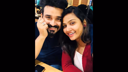 கூடை கூடையாய் ரொமான்ஸை அள்ளி தெளிக்கும் மைனா நந்தினி!  இரண்டாவது கணவருடன் ஒரே ஜாலிதான்!