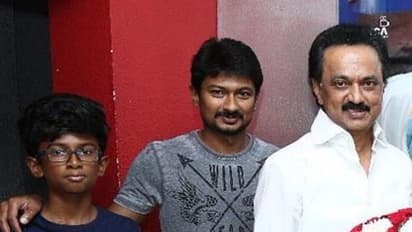 உதயநிதியின் திருமண புகைப்படத்தை பார்த்திருக்கிறீர்களா? குடும்பத்துடன் இருக்கும் அழகிய புகைப்பட தொகுப்பு!