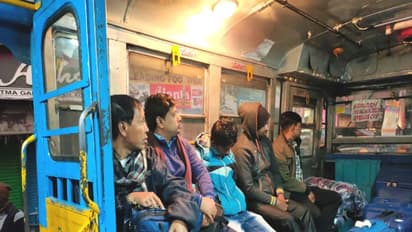 বাসে চড়েই যাত্রা, দলের মধ্যেও ব্যতিক্রমী বাংলার বিজেপি সাংসদ