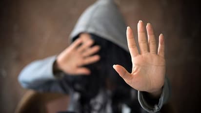 মার খেয়ে কালশিটে সনিয়ার মুখ, বাদ নেই মিশেল ওবামা-হিলারি ক্লিন্টনরাও