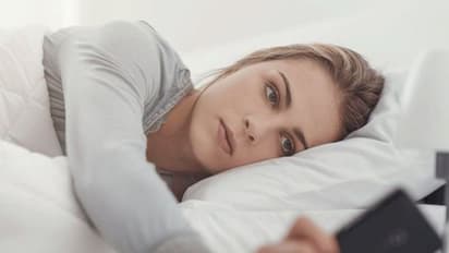 രാവിലെ എണീറ്റ ഉടൻ ഫോൺ നോക്കുന്ന ശീലമുണ്ടോ; എങ്കിൽ ഒന്ന് ശ്രദ്ധിക്കൂ