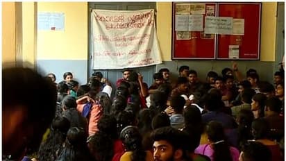 സമരവിജയം; ആണ്കുട്ടികളെയും പെണ്കുട്ടികളെയും ഒന്നിച്ചിരുത്തിയതിന് പുറത്താക്കിയ അധ്യാപകനെ തിരിച്ചെടുത്തു