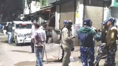 রাজনৈতিক সংঘর্ষে উত্তাল কামারহাটি,  একাধিক গাড়িতে আগুন,জখম পুলিশ