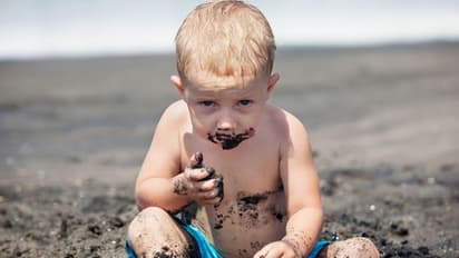 குழந்தைகளின் வாழ்க்கையை தொலைத்து விடாதீர்..! உங்கள் குழந்தை இப்படி விளையாடியது உண்டா...?