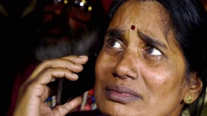 ఒక్కేసారి కాదు, ఒకరి తర్వాత ఒక్కరిని ఉరి తీయండి: నిర్భయ తల్లి