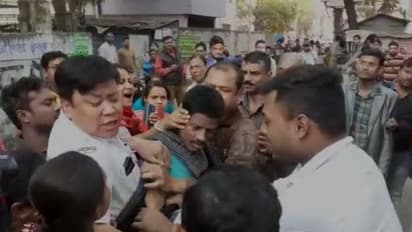 ভর্তির নামে বেহালার স্কুলে প্রতারণা, অভিযুক্তকে পেয়ে বেধড়ক মারধর