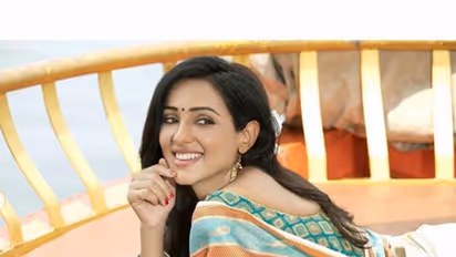 இளம் நடிகைகளுக்கு டஃப் கொடுக்க சீறி கொண்டுவரும் 'சீறு' பட நாயகி ரியா சுமன்! கொள்ளை அழகில் அதகளம்!