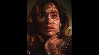 ஸ்ரீதேவி இடத்தை பிடிக்க போட்டி போடும் மகள்! பளபளக்கும் உடையில் பாடாய்படுத்தும் ஜான்வி!