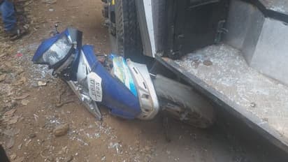 বাঁক নিতে বাইক আরোহীকে ধাক্কা, ঘাতক বাসে ভাঙচুর স্থানীয় বাসিন্দাদের