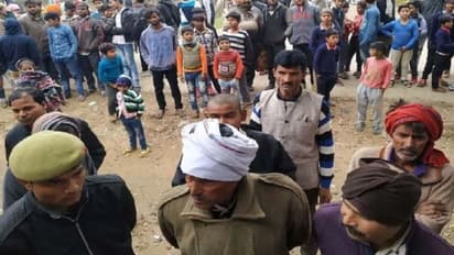 मां बाप को इस तरह कुल्हाड़ी से काट डाला, ये है वजह