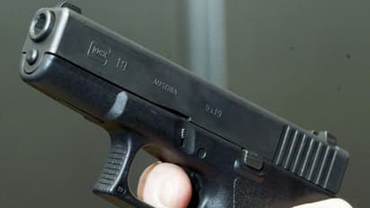 சுங்கச்சாவடியில் அடுத்த பயங்கரம்... முன்னாள் பெண் எம்.எல்.ஏ.விடம் துப்பாக்கி காட்டி மிரட்டல்..!