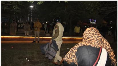 പൗരത്വ നിയമ ഭേദഗതി; പ്രതിഷേധത്തിൽ പങ്കെടുത്ത സ്ത്രീകളിൽ നിന്ന് ഭക്ഷണവും പുതപ്പും പിടിച്ചെടുത്ത് പോലീസ്