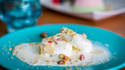 ছুটির দিনকে করে তুলুন আরও একটু স্পেশাল, বাড়িতে বানিয়ে নিন মালাই চমচম