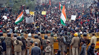 झारखंड में सीएए समर्थकों पर पथराव और हमला, उपद्रवियों ने लगाई आग