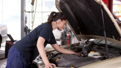 లోకల్ మెకానిక్తో కార్ సర్వీసింగ్ చేయిస్తున్నారా.. అయితే ఈ విషయాలను గుర్తుంచుకోండి..