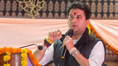 महाराज की कमलनाथ को चेतावनी, जल्द लागू करें घोषणापत्र