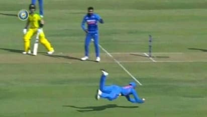 కోహ్లీ స్టన్నింగ్ క్యాచ్ చూశారా: కళ్లు చెదిరే రీతిలో డైవ్ కొట్టి...