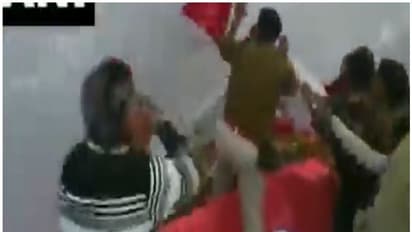 ഭോപ്പാലില് കോണ്ഗ്രസ്-ബിജെപി പ്രവര്ത്തകര് ഏറ്റുമുട്ടി; മേയര് രക്ഷപ്പെട്ടത് തലനാരിഴക്ക്