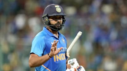 നാടും ജീവനുമാണ് പ്രധാനം; ഐപിഎല്ലിനെ കുറിച്ച് ചിന്തിക്കാനാനില്ലെന്ന് രോഹിത് ശര്മ