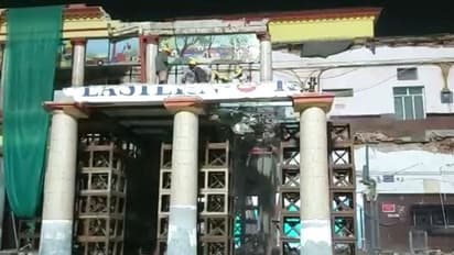 ভেঙে পড়তে পারে, আশঙ্কা থেকেই হাতুরির ঘা বর্ধমান স্টেশন ভবনে