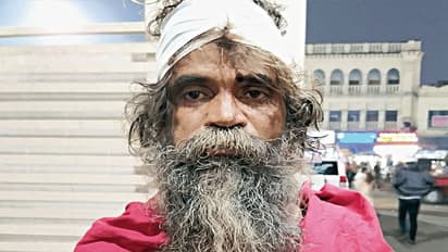 బడా కంపెనీలో ఉద్యోగం మానేసి...రోడ్డుపై బిచ్చం ఎత్తుకుంటూ...