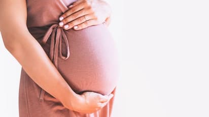 ஹனிமூனுக்கு மகளுடன் தாயாரையும் அழைத்து சென்ற மருமகன்... மாமியாரையும் கர்ப்பமாக்கியதால் அதிர்ச்சி..!