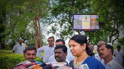 தூத்துக்குடி விமானநிலையத்தில் எடுக்கப்பட்ட கனிமொழியின் கலக்கலான புகைப்படங்கள் ..!