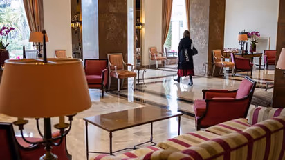 ഹോട്ടലുകള്, റസ്റ്റോറന്റുകള്, മാളുകള്; പാലിക്കേണ്ട മാര്ഗനിര്ദേശങ്ങള് വ്യക്തമാക്കി മുഖ്യമന്ത്രി