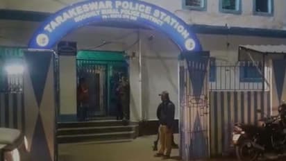 চলন্ত ট্রেন থেকে সন্তানকে নিয়ে ছিটকে পড়লেন গৃহবধূ, মিলল না সাহায্য