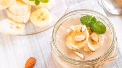 പഴം 'ഓവര്' ആയി പഴുത്താല് വെറുതെ കളയല്ലേ; തയ്യാറാക്കാം ഈ നാല് വിഭവങ്ങള്!