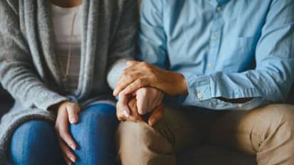 మా ప్రేమ గొప్పది, పెళ్లి చేయండి... స్టేషన్ కి 60ఏళ్ల బామ్మతో 22ఏళ్ల కుర్రాడు