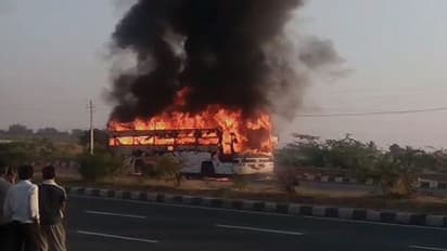 ಚಲಿಸುತ್ತಿದ್ದ ವೋಲ್ವೋ ಬಸ್ಸಲ್ಲಿ ಭಾರೀ ಬೆಂಕಿ : ಕ್ಷಣಾರ್ಧದಲ್ಲಿ ಹೊತ್ತಿ ಉರಿದ ಬಸ್